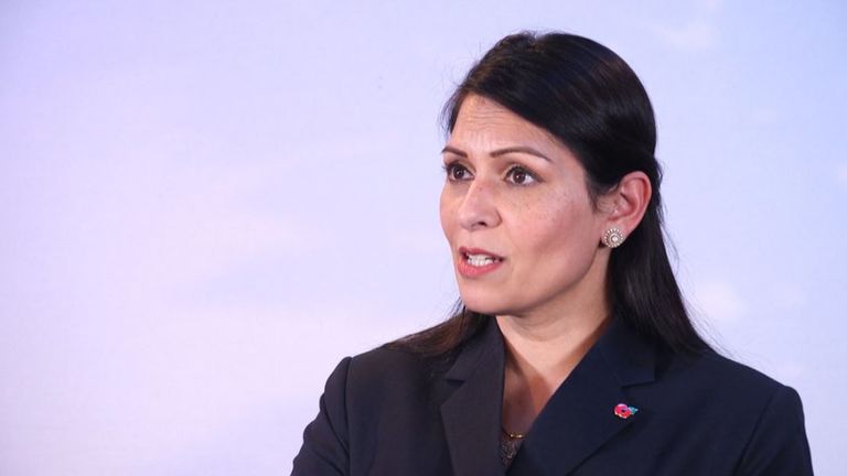 İçişleri Bakanı Priti Patel, Viyana saldırısının ardından İngiltere'deki terör tehdidi seviyesinin önemliden şiddetliye geçtiğini duyurdu.