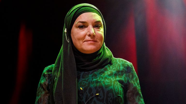 خواننده و ترانه سرا Sinead O'Connor در تئاتر Vogue در 1 فوریه 2020 در ونکوور، کانادا اجرا می کند.