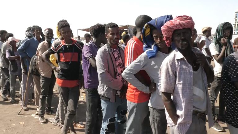 الآلاف من الناس الفارين من منطقة تيغراي إثيوبيا يعبرون الحدود إلى السودان
