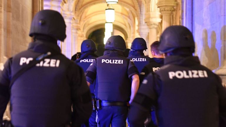 Dün Viyana'da bir sinagog tarafından dört kişinin hayatını kaybettiği silahlı saldırının ardından silahlı polis bir bölgeyi kontrol ediyor. 