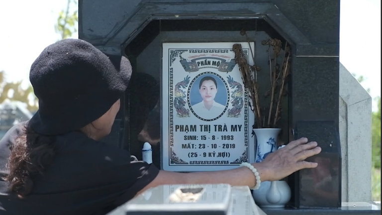 Nguyen Thi Phong visits her daughter&#39;s grave