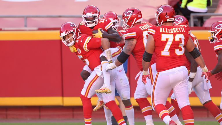 Patrick Mahomes continued to punish the New York Jets as he provided another great touchdown pass to Tyreek Hill in the fourth quarter.