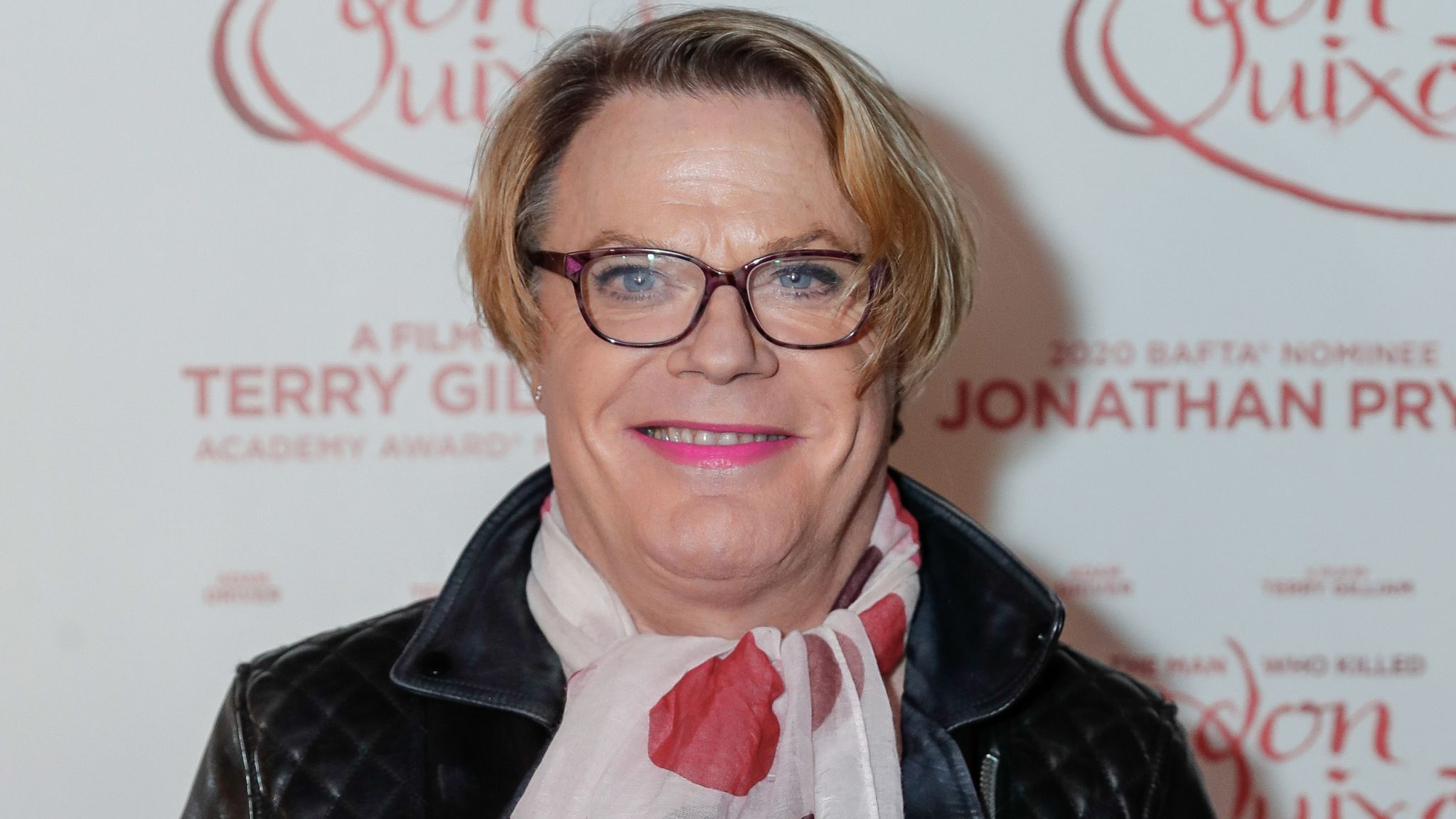 Comedian Eddie Izzard praised for using pronouns 'she' and 'her