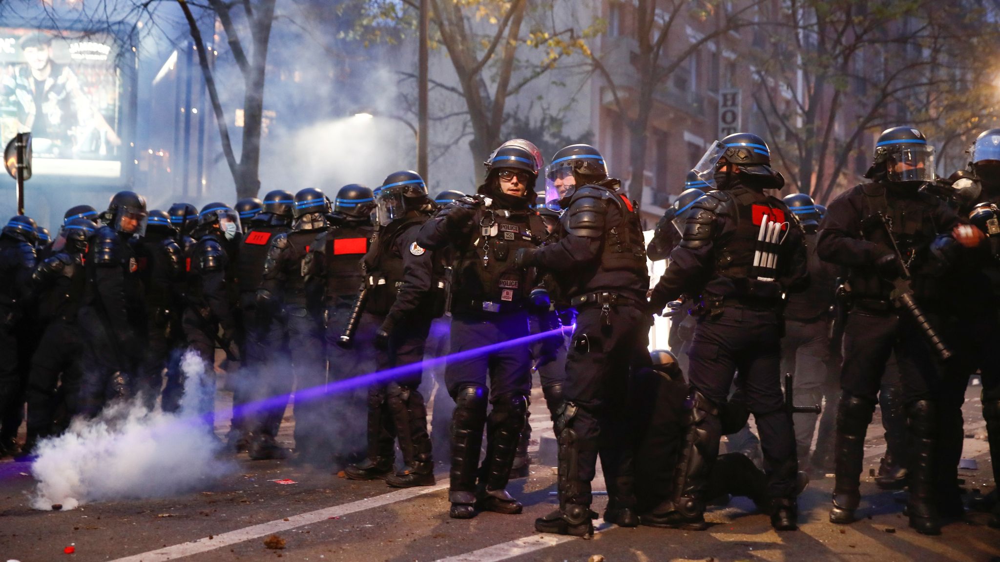 Paris protests Police clash with protesters as violence flares at anti