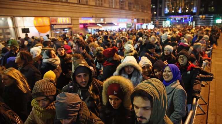 LONDON, ENGLAND - DECEMBER 31: Ticket holders line up as they wait for access to enter Westminster Bridge for the New Years fireworks celebrations on December 31, 2014 in London, England.  For the first time, thousands of people bought tickets to stand on the banks of the River Thames near Parliament in central London to celebrate the start of 2015 (Photo by Dan Kitwood / Getty Images).