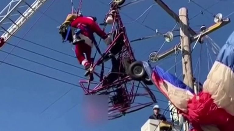 Paragliding Santa Claus flies into power lines in California