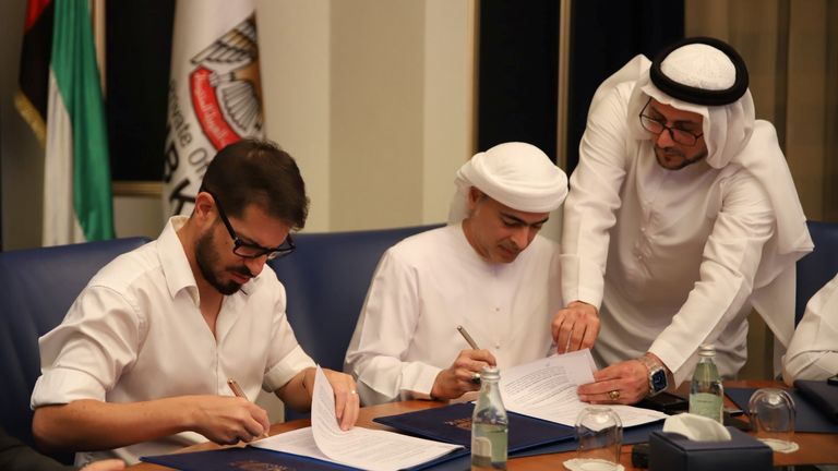 Sheikh Hamad Bin Khalifa Al Nahyan&#39;s and Beitar Jerusalem F.C. owner Moshe Hovav sign an agreement 
