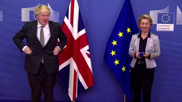 Boris Johnson and Ursula von der Leyen remove masks for the cameras in Brussels