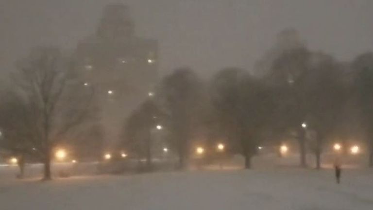 Heavy snow hits Brooklyn