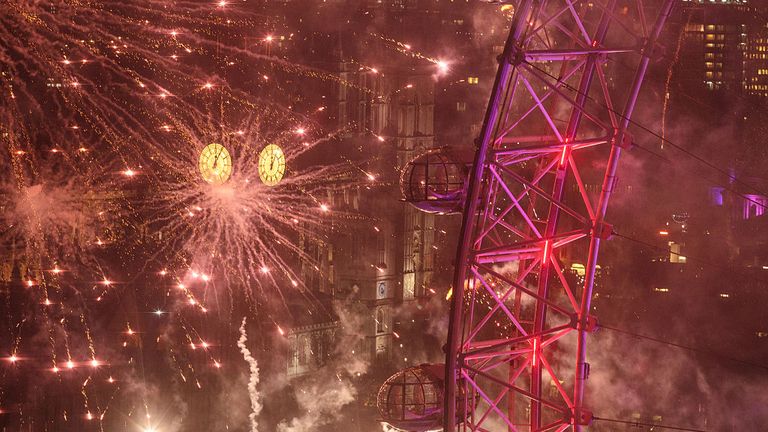 LONDON, ENGLAND - JANUARY 01: Fireworks light up the London skyline and the London Eye just after midnight on January 01, 2017 in London, England. Thousands of people line the streets of central London tonight to watch the annual New Year&#39;s Eve fireworks display. (Photo by Jack Taylor/Getty Images)