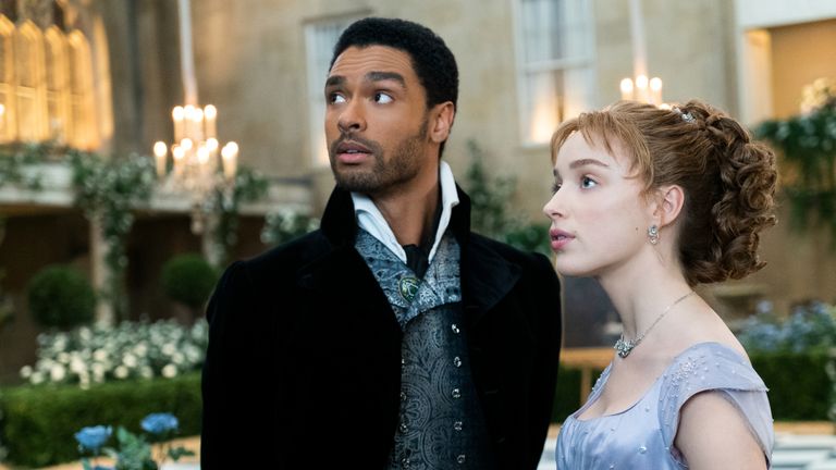 Rege-Jean Page (L) and Phoebe Dynevor as Simon Basset and Daphne Bridgerton. Pic: Netflix