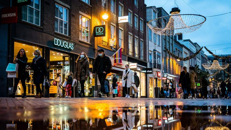 People do Christmas shopping in Eindhoven ahead of the new restrictions