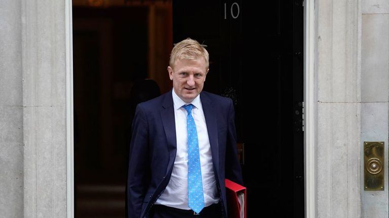 Le secrétaire britannique à la Culture, Oliver Dowden, part du 10 Downing Street, dans le centre de Londres, le 7 octobre 2020.  - La Grande-Bretagne a subi le pire nombre de morts en Europe à cause de l'épidémie du nouveau coronavirus COVID-19, avec plus de 42000 décès confirmés.  (Photo par Niklas HALLE & # 39; N / AFP) (Photo par NIKLAS HALLE & # 39; N / AFP via Getty Images)