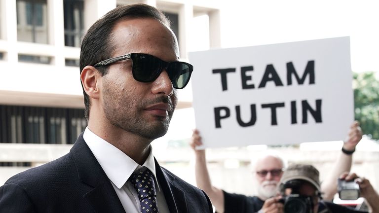 WASHINGTON, DC - 7 de septiembre: El ex asistente de campaña de Trump, George Papadopoulos, llegó con su esposa Simona Mangiant al Tribunal de Distrito de los Estados Unidos para la audiencia de sentencia el 7 de septiembre de 2018 en Washington, DC.  Papadopoulos se declaró culpable el año pasado por haber cometido un "Una declaración falsa, ya sea material o gráfica, y fraudulenta" A los investigadores durante la investigación del FBI sobre la interferencia rusa durante las elecciones presidenciales de 2016 (Foto de Alex Wong / Getty Images)