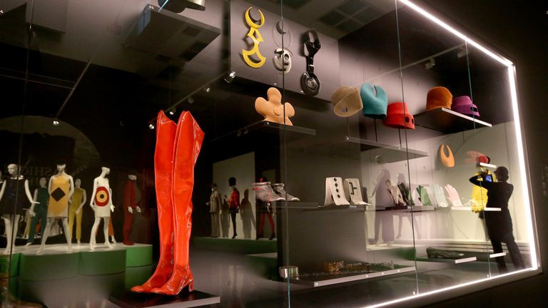 Dusseldorf, Alemania.  18 de septiembre de 2019. Los accesorios de Pierre Cardin se exhiben en la exposición "Pierre Cardin.  El futuro de la moda".  Desde el 19.09.2019 hasta el 05.02.2020, más de 80 prendas y accesorios, así como fotografías y material cinematográfico estarán en exhibición en el Kunstpalast.  La atención se centra en las décadas de 1960 y 1970 con sus diseños innovadores para mujeres y hombres.  Crédito: Roland Weihrauch / dpa / Alamy Live News Foto & Imagen De Stock: 159061515 - Alamy