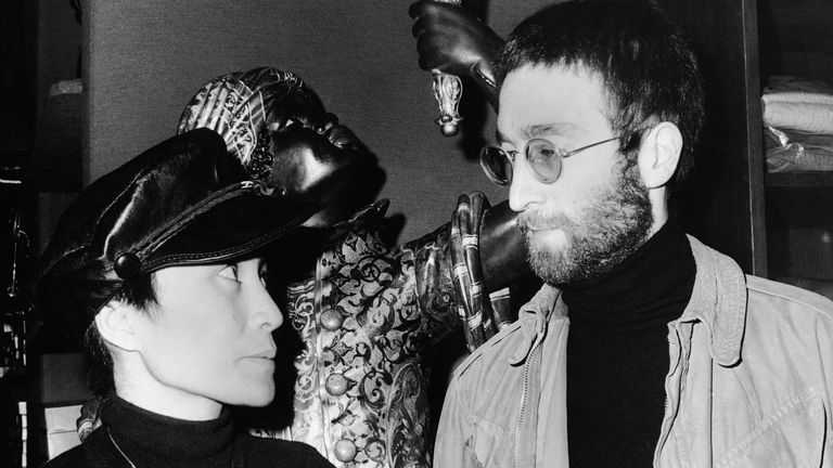 Los Beatles John Lennon y su esposa Yoko Ono llegaron a París desde Dinamarca el 26 de enero de 1970. La familia Lennon pasó por la tienda Pierre Cardin donde hicieron algunas compras.  (Foto AP)