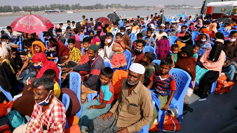 Rohingya-Flüchtlinge an Bord eines Schiffes ziehen am 4. Dezember nach Bhasan Char Island