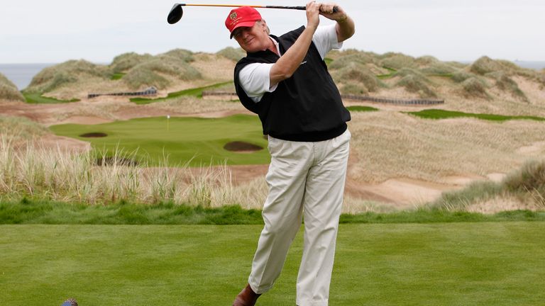 Le magnat de l'immobilier américain Donald Trump pratique son swing au 13e tee de son nouveau parcours Trump International Golf Links sur le Menie Estate près d'Aberdeen, au nord-est de l'Écosse le 20 juin 2011