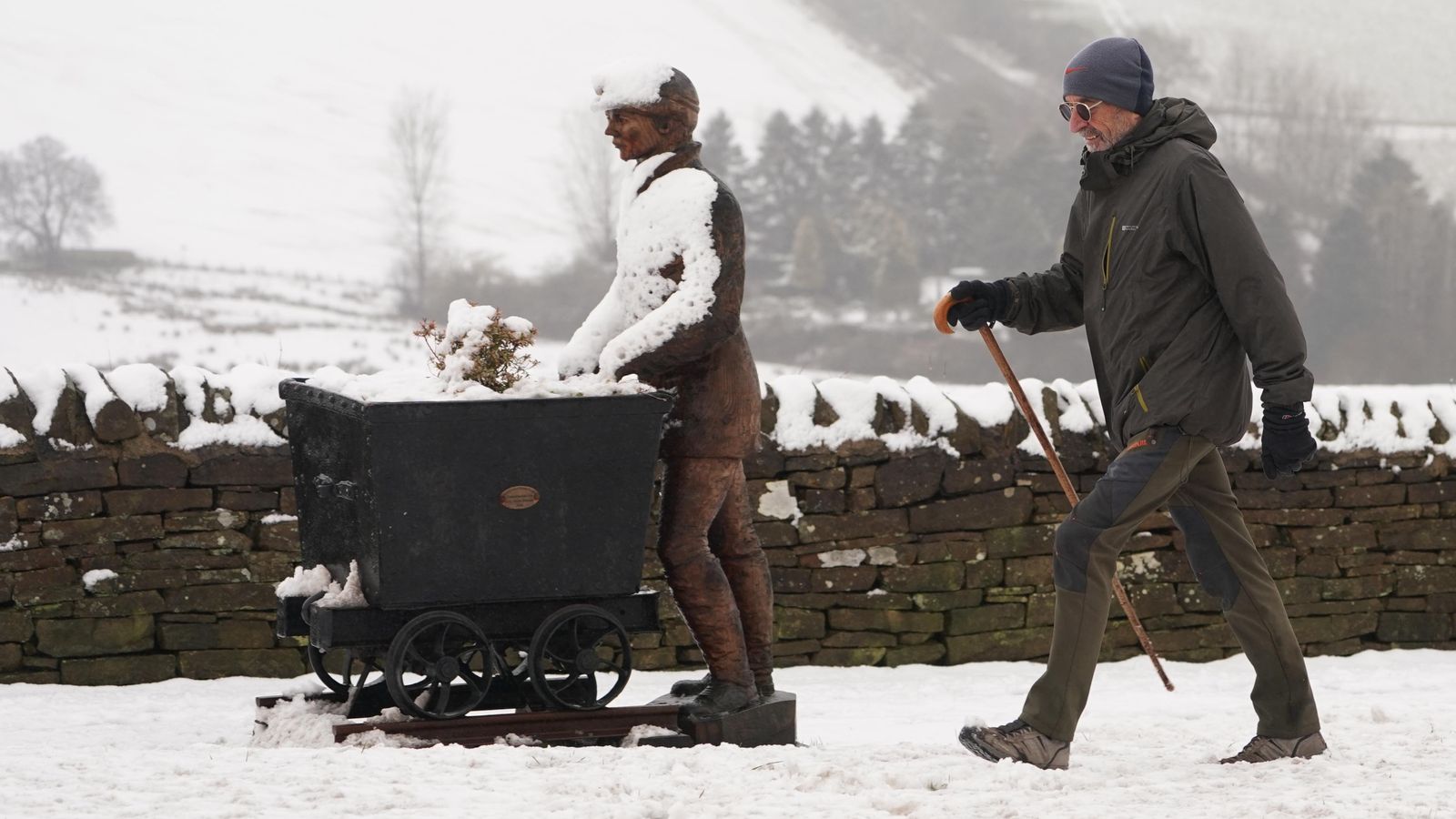 Uk Weather Britain Braces For Snow And Rain As Met Office Issues 