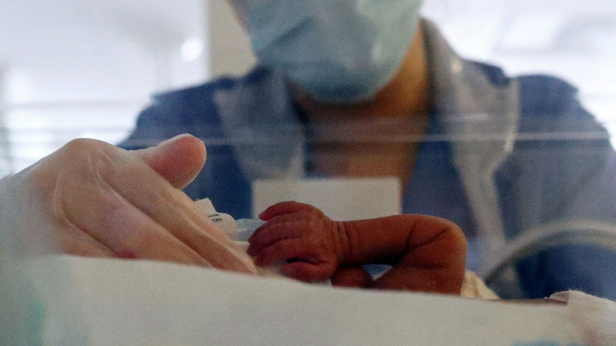 Раньше времени родилась. Новорожденный ребенок зараженный коронавирусом Краснодар. В Осетии родила 15 ребенка. Новорожденный ребёнок в реанимации Омск Беби бокс.