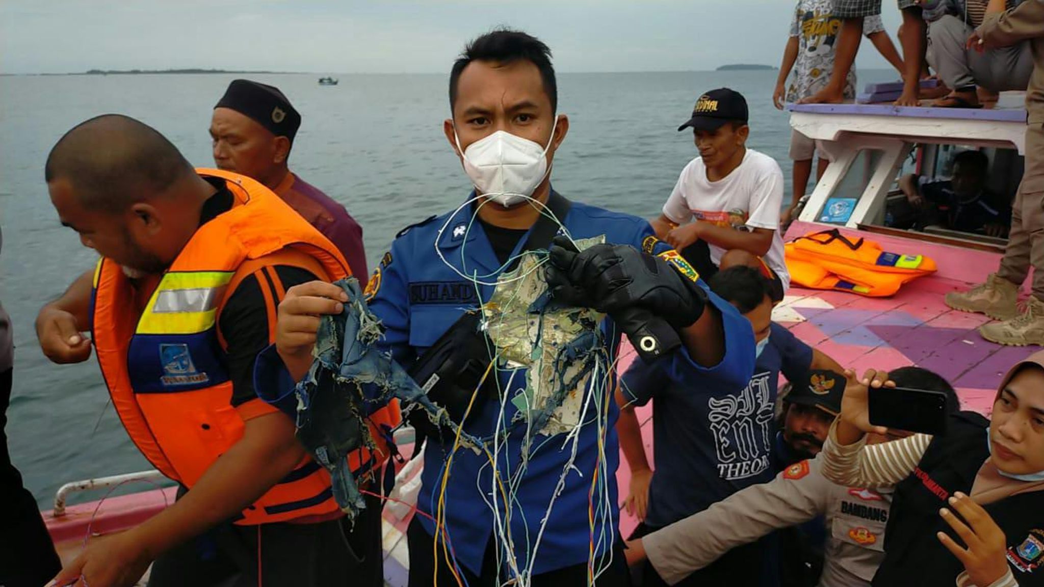 Военный самолет упал в море. Авиакатастрофа в Индонезии 2021. Крушение самолет Boeing 737. Авиакатастрофа Боинга 737-500. Индонезия.