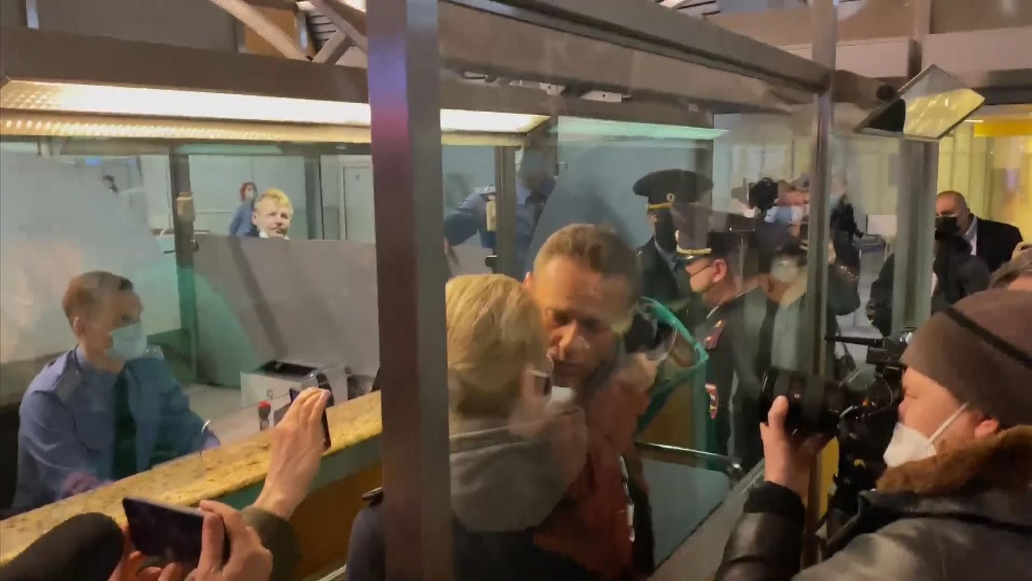 Полдень навального 17. Навальный в Шереметьево на фоне Кремля. Навальный в аэропорту. Задержание Навального в аэропорту.