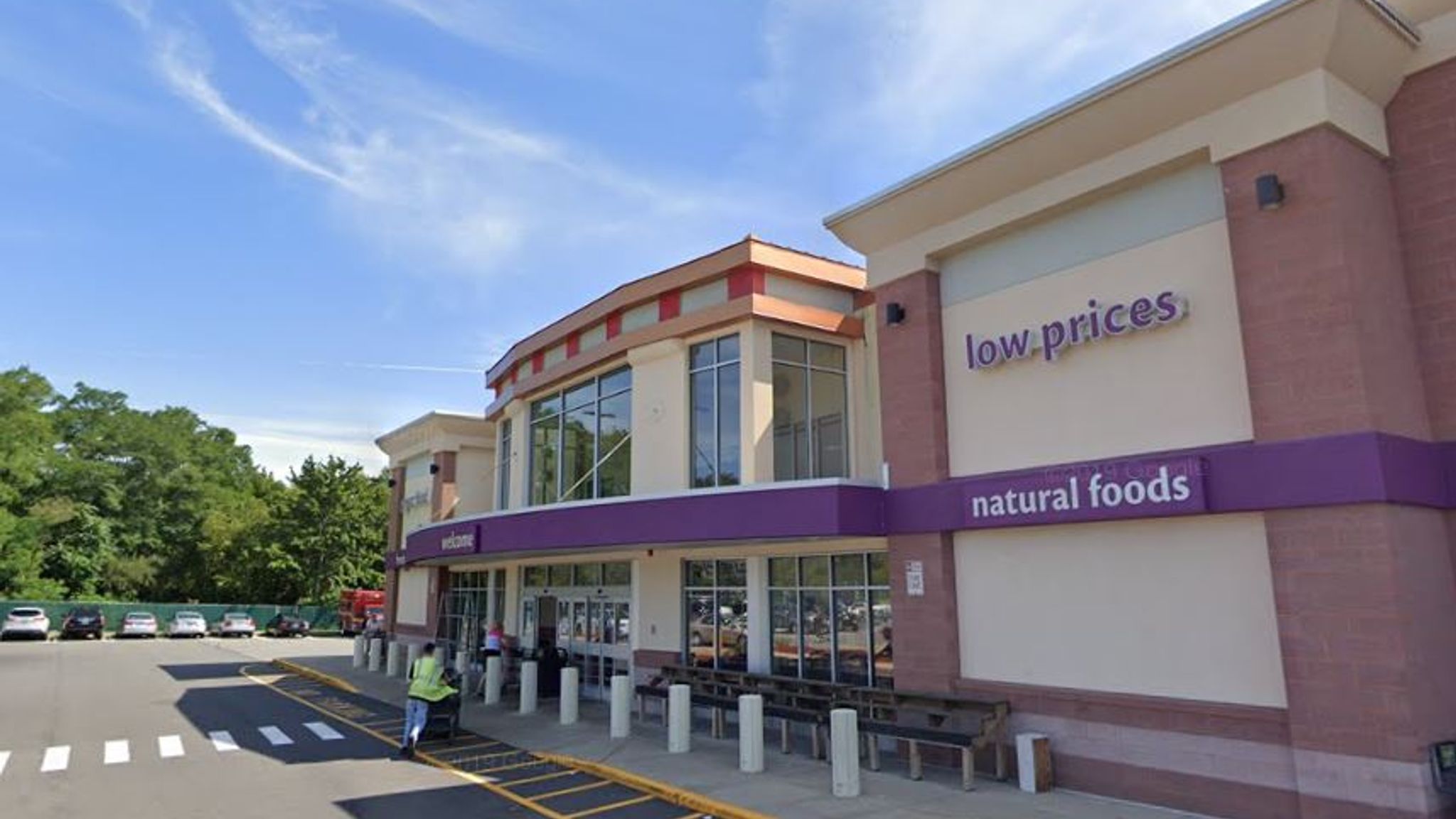 Super Stop & Shop Somerset Ma Policeman pays for family's Christmas dinner instead of charging them