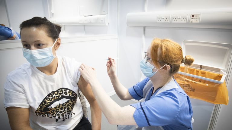 L'infirmière Eleanor Pinkerton administre un vaccin contre le coronavirus à l'un des membres du personnel sanitaire et social du NHS Louisa Jordan Hospital de Glasgow, dans le cadre d'une campagne de vaccination de masse menée par le NHS Greater Glasgow et Clyde.  Date de la photo: samedi 23 janvier 2021.