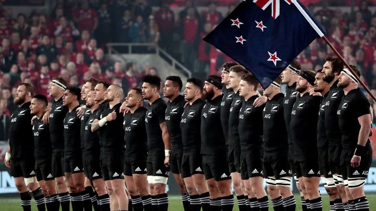 Rugby Union - New Zealand All Blacks v British and Irish Lions - Lions Tour - Eden Park, Auckland, Nouvelle-Zélande - 8 juillet 2017 - L'équipe néo-zélandaise chante le nathem national.  REUTERS / Jason Reed