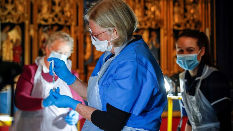 Le personnel médical travaille dans un centre de vaccination à l'intérieur de la cathédrale de Salisbury, à Salisbury, Grande-Bretagne, le 20 janvier 2021. REUTERS / Paul Childs