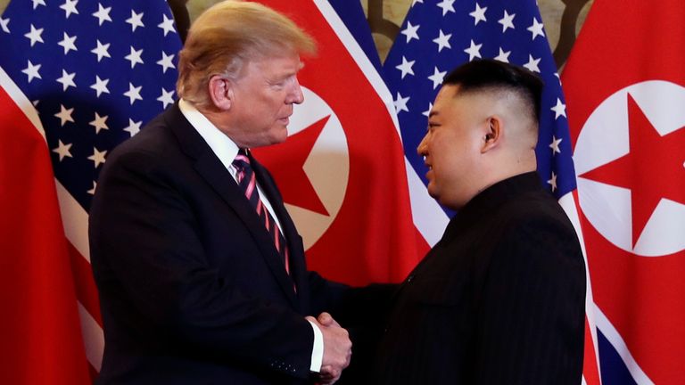 Le président Donald Trump rencontre le dirigeant nord-coréen Kim Jong Un, mercredi 27 février 2019, à Hanoï.  (Photo AP / Evan Vucci)