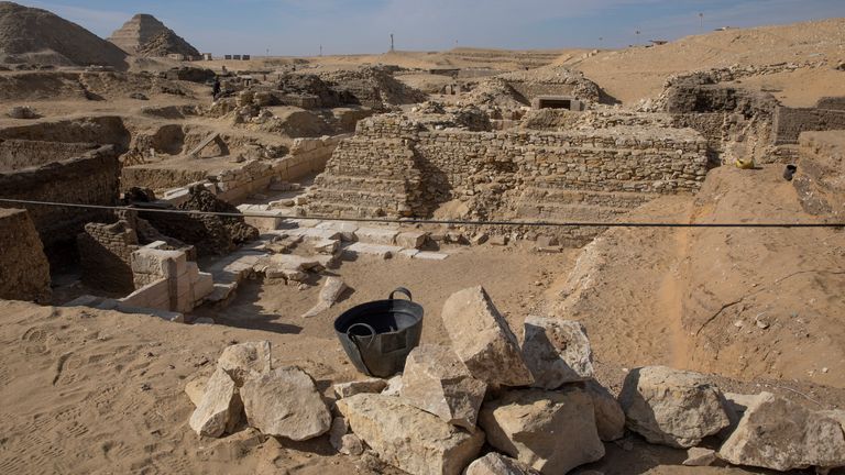 Le site de fouilles où l'archéologue égyptien Zahi Hawass et son équipe ont déterré un trésor d'anciens cercueils, artefacts et crânes dans une vaste nécropole au sud du Caire, le dimanche 17 janvier 2021, à Saqqara, au sud du Caire, Egypte.  (Photo AP / Nariman El-Mofty)