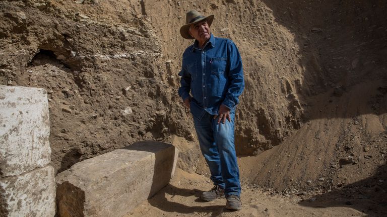 L'archéologue égyptien Zahi Hawass se tient sur le site de fouilles du temple funéraire de la reine Nearit, l'épouse du roi Teti, où lui et son équipe ont déterré une vaste nécropole remplie de fosses funéraires, de cercueils et de momies datant du Nouvel Empire 3000 avant JC. .  C., dimanche.  17 janvier 2021, à Saqqarah, au sud du Caire, Égypte.  (Photo AP / Nariman El-Mofty)