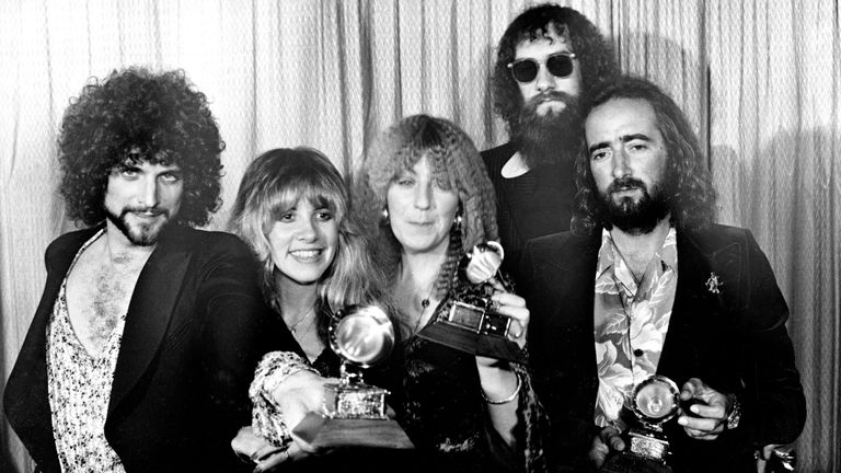 Флийтууд Мак, отляво, Линдзи Бъкингам, Стиви Никс, Кристин Макфий, Мик Флийтууд, носещи слънчеви очила, и Джон Макфий, с Грами на годишните награди Грами в Лос Анджелис през 1978 г.