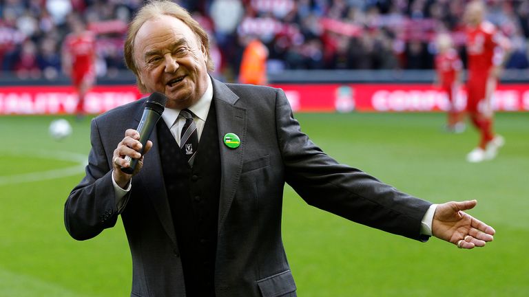 Liverpool supporter and singer Gerry Marsden sings You&#39;ll Never Walk Alone before their English Premier League soccer match against Blackburn Rovers at Anfield in Liverpool, northern England, October 24, 2010. REUTERS/Phil Noble (BRITAIN - Tags: SPORT SOCCER)