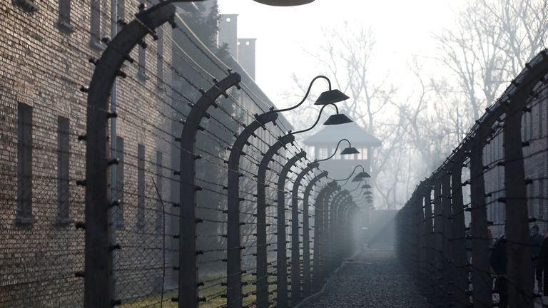 Eski Nazi Alman toplama ve imha kampı Auschwitz'in bulunduğu yer, 27 Ocak 2020'de Polonya'nın Oswiecim kentinde kampın kurtarılmasının 75. yıldönümü ve Uluslararası Holokost Kurbanlarını Anma Günü'nde düzenlenen bir tören sırasında görüntülendi. REUTERS/Kacper Pempel