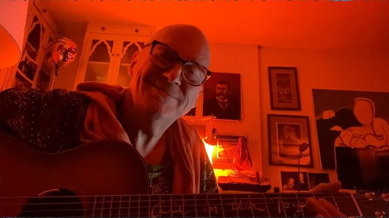 Jeff Bridges a partagé une mise à jour sur son traitement contre le cancer sur son site Web et a également publié cette vidéo de lui-même chantant et jouant de la guitare.  Photo : jeffbridges.com