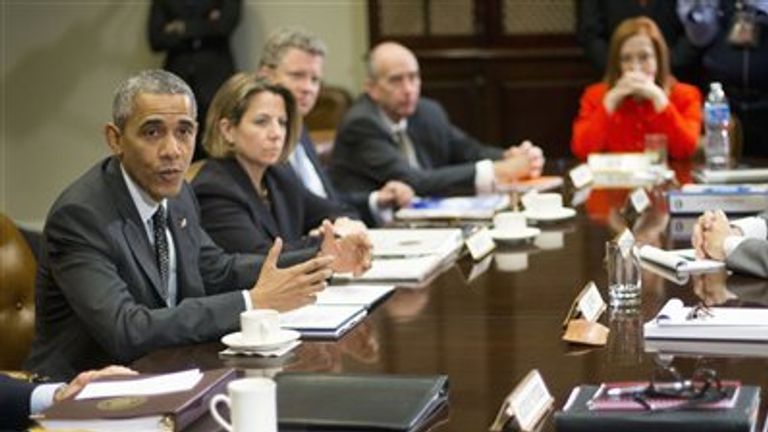 Le président Barack Obama rencontre les membres de cette équipe de sécurité nationale et des conseillers en cybersécurité dans la salle Roosevelt de la Maison Blanche à Washington, le mardi 9 février 2016. Dans le sens des aiguilles d'une montre du président sont, Lisa Monaco, assistante du président pour la sécurité intérieure et Directeur de la lutte contre le terrorisme et du budget Shaun Donovan, avocat du président Neil Eggleston, Jen Psaki, directrice des communications de la Maison-Blanche, secrétaire à la Sécurité intérieure Jeh Johnson et procureur général Loretta Lynch