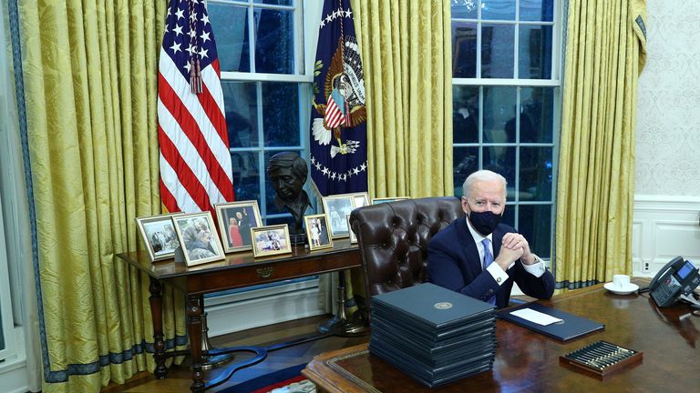 US-Präsident Joe Biden unterzeichnet am 20. Januar 2021 im Oval Office des Weißen Hauses in Washington, USA, Executive Orders. Reuters / Tom Brenner REFILE - Richtiges Datum