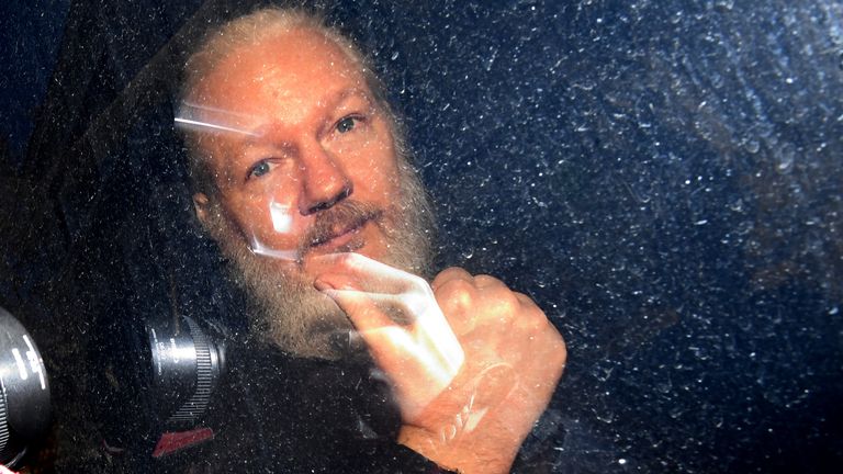 Photo de dossier datée du 11/04/19 de Julian Assange arrivant à Westminster Magistrates'  Tribunal de Londres, après l'arrestation et la mise en détention du fondateur de WikiLeaks suite au retrait de l'asile par le gouvernement équatorien.  Julian Assange a gagné son combat pour éviter l'extradition vers les États-Unis.  Lire moins Image par : Victoria Jones/PA Wire/PA Images