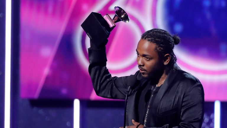 60th Annual Grammy Awards – Show – New York, U.S., 28/01/2018 – Kendrick Lamar accepts the best rap album Grammy for "Damn." REUTERS/Lucas Jackson
