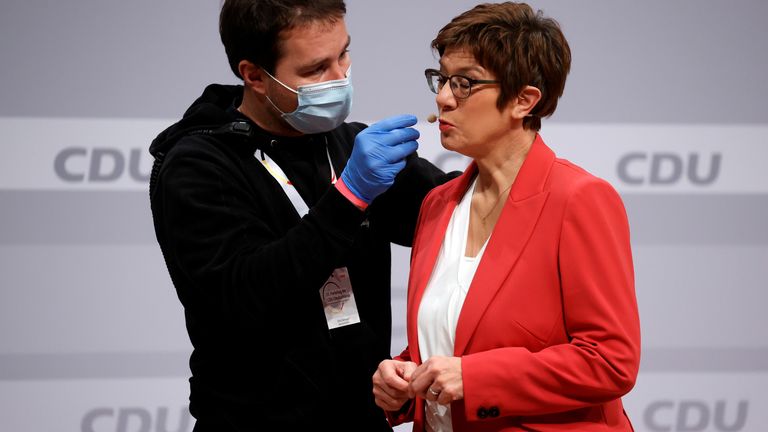 Annegret Kramp-Karrenbauer trat letztes Jahr nach einer Reihe von Fehlern und Irrtümern zurück