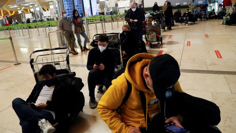 Pasajeros varados aguardan noticias de sus vuelos en el aeropuerto Adolfo Suárez Barajas