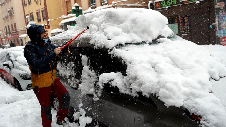 El hombre mueve la nieve