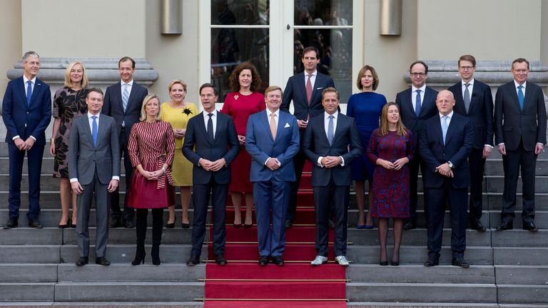 ملف- في هذا الخميس ، 26 أكتوبر / تشرين الأول 2017 ، صورة ملف ، رئيس الوزراء مارك روت ، يسار الوسط ، والملك الهولندي ويليم ألكسندر ، في الوسط ، مع الوزراء لالتقاط الصورة الرسمية للحكومة الهولندية الجديدة على درجات رويال. قصر Noordeinde في لاهاي ، هولندا.  اجتمع مجلس الوزراء الهولندي يوم الجمعة 15 كانون الثاني (يناير) 2021 ، وسط تكهنات قوية بأن حكومة رئيس الوزراء مارك روته ستستقيل لتحمل المسؤولية السياسية عن فضيحة تتعلق بالتحقيقات المتعلقة بمصالح الطفل (AP Photo