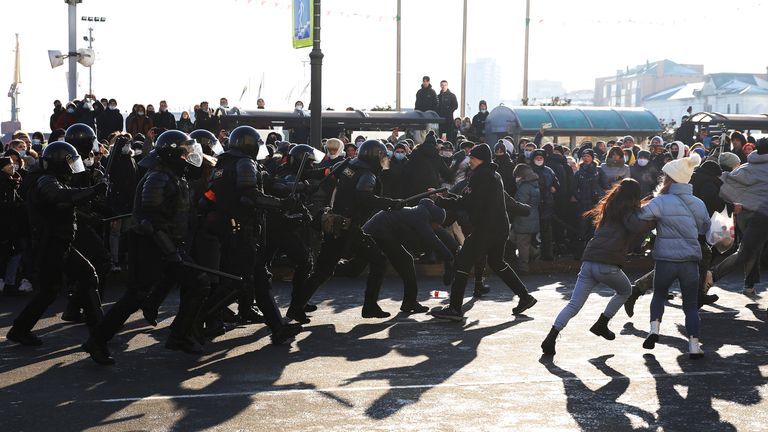 Protesters run away from police officers in Vladivostok, 