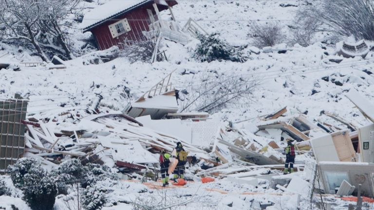 Ask 20210101..Rescue crews are working on Friday in the landslide area where a large landslide occurred at Ask in Gjerdrum municipality on Wednesday. Several homes have been taken by the avalanche and 10 people are missing. More than 1,000 people in the area have been evacuated..Photo: Terje Bendiksby / NTB