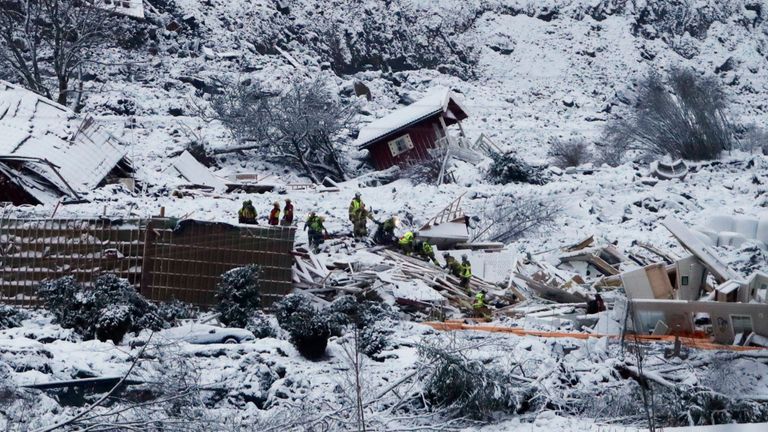 Ask 20210101..Rescue crews are working on Friday in the landslide area where a large landslide occurred at Ask in Gjerdrum municipality on Wednesday. Several homes have been taken by the avalanche and 10 people are missing. More than 1,000 people in the area have been evacuated..Photo: Terje Bendiksby / NTB