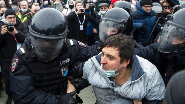 US and UK condemn 'harsh tactics' as thousands of Alexei Navalny supporters  arrested amid mass protests | World News | Sky News