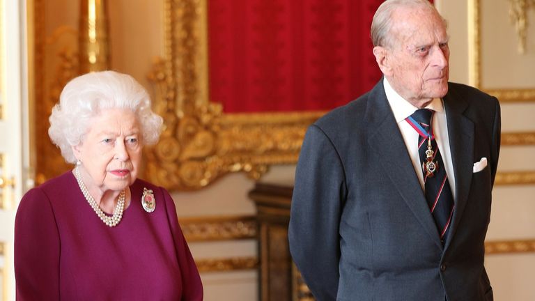 ملکه الیزابت انگلیس و شاهزاده فیلیپ ، دوک ادینبورگ برای یک عکس گروهی پیش از ناهار در قلعه ویندزور ، برکشایر ، انگلیس ، در 7 مه 2019 به اعضای نشان افتخار می پیوندند. جاناتان بردی / استخر از طریق REUTERS